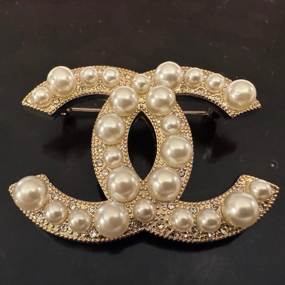 Brand New Chanel Classic CC Logo Gold Pearl Crystal Brooch - Picture 1 of 3